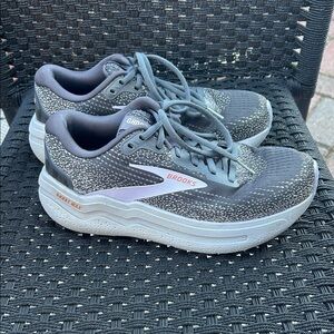 Women’s Brooks Ghost Max 2 Size 7.5